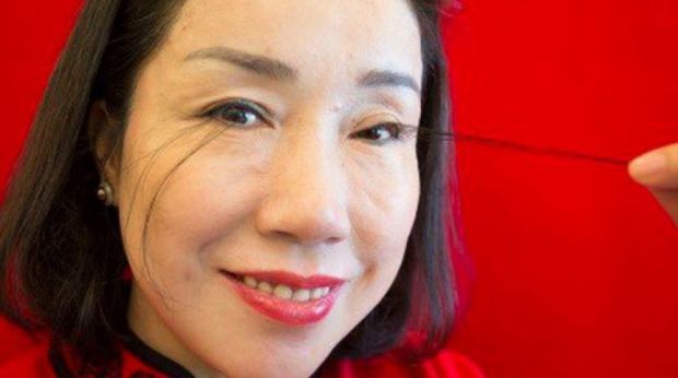 Mulher entra para o Livro dos Records pelos cílios mais longos do mundo