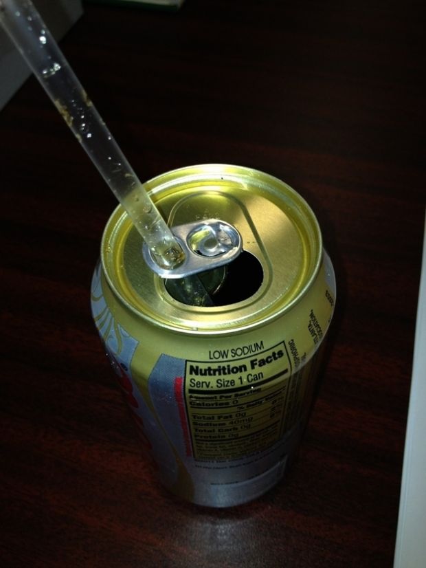 Você sabe para que serve este 'buraco' no lacre da latas de refrigerante, cerveja etc.?