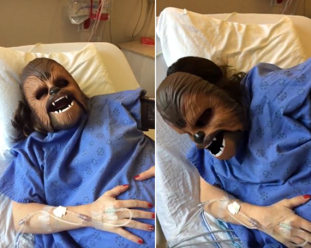 Mulher inicia trabalho de parto usando máscara do Chewbacca