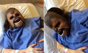 Mulher inicia trabalho de parto usando máscara do Chewbacca
