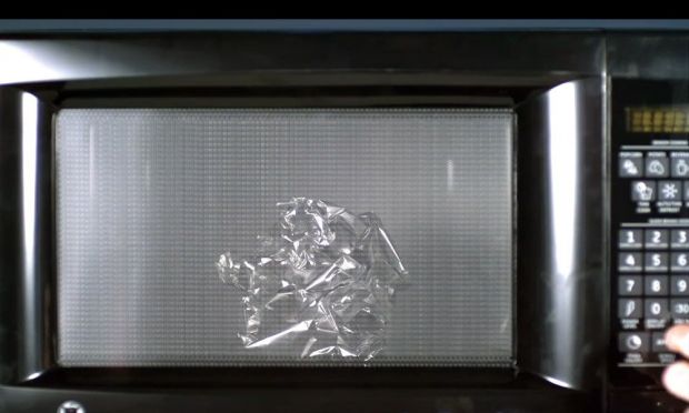 Você sabe o que acontece se colocarmos metal no micro-ondas?