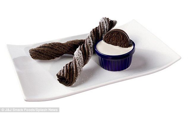 Churros de Oreo double-twisted com dip do creme branco