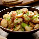 Salada saudável e completa, temperada e com batatas e cebolas caramelizadas!