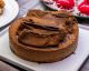 Torta de chocolate leve e aerada leva mousse e pão de ló, aprenda!