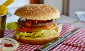 Mulher encontra dedo humano depois de morder um hambúrguer em Fast-Food