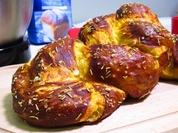 Challah de PRETZEL com cheddar e alecrim