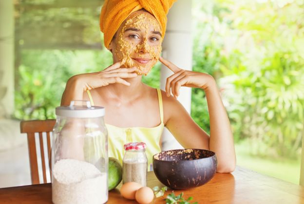 uma máscara delicada feita com ingredientes naturais para remover o pelo facial
