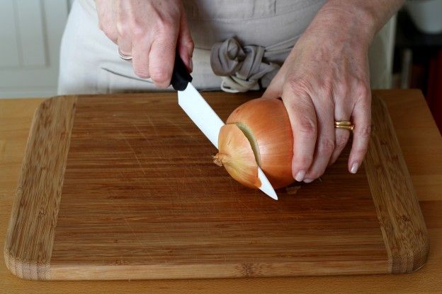 Retire a parte superior da cebola