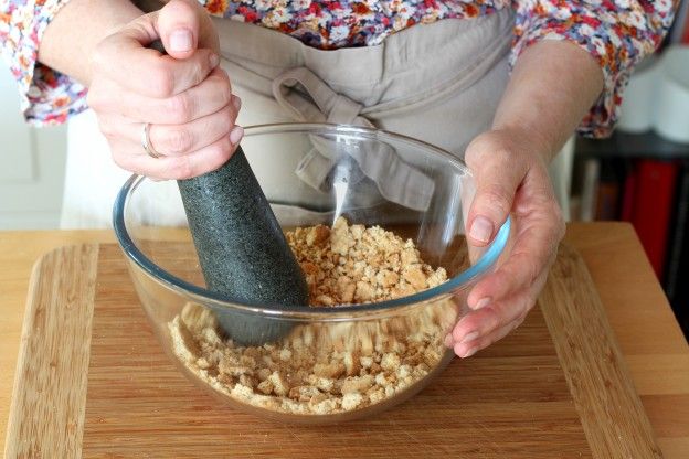 Triturar os biscoitos