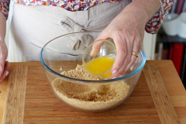 Acrescentar a manteiga derretida