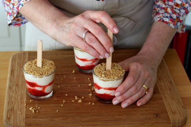 Colocar o palito de picolé