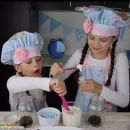 Elas têm 6 e 9 anos e ganham 120.000 dólares por mês com seus vídeos de cozinha...