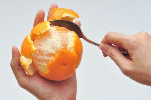 Descascar uma laranja com uma colher