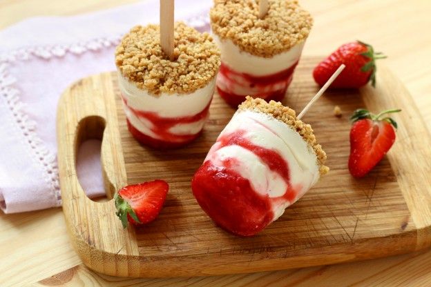 Picolé de iogurte de morangos tipo cheesecake