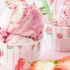 Potinhos de sorvete de iogurte de baunilha e framboesas