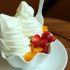 Taça de sorvete de iogurte com salada de frutas