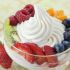 Taça de sorvete de iogurte natural com frutas frescas.
