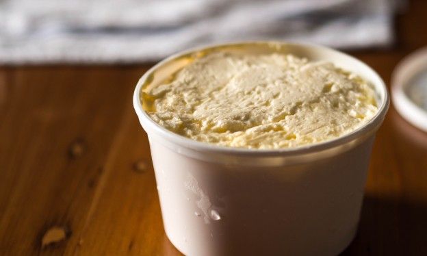 Potinho de sorvete de iogurte de café