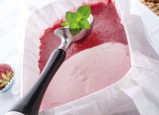 Sorvete de iogurte de morango e framboesa