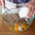 Misturar os ovos e o açúcar