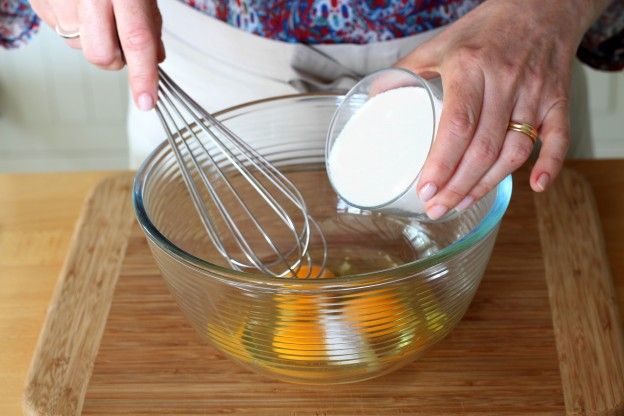 Misturar os ovos e o açúcar