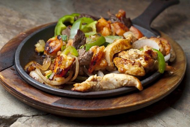 Fajitas com camarões e frango