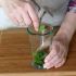 Colocar as folhas de hortelã no copo