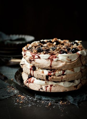 Pavlova de chocolate e amêndoas