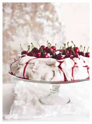 Pavlova com cerejas