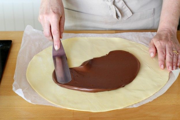 Colocar a Nutella na massa