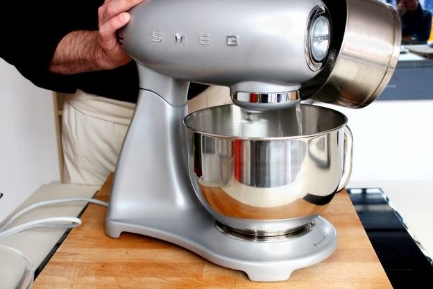 Derramar o xarope nas claras