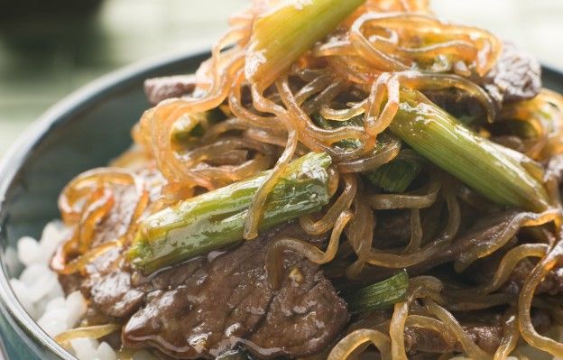 Carne salteada com cebolas