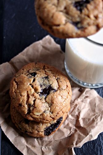 Os cookies chocolate com amêndoas