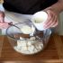 Colocar o queijo e a farinha de amêndoas