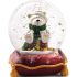 Um globo de neve com um urso polar