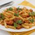 Penne com salsichas e chorizo