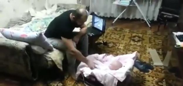 Gato defende bebê de agressão