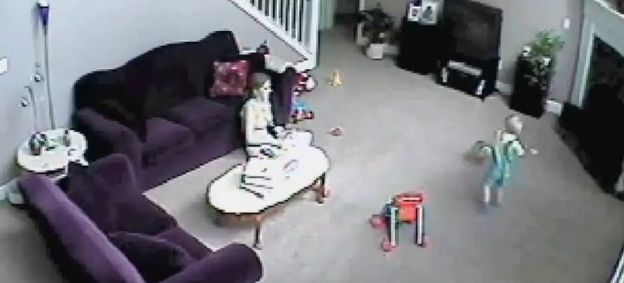 Gato ataca babá ao pensar que ela está maltratando criança