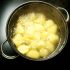 Colocar as batatas em água fervente
