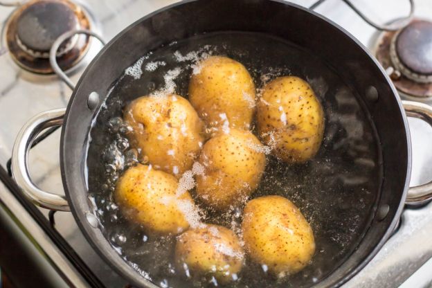 Cozinhar batatas em água fervente com fogo alto