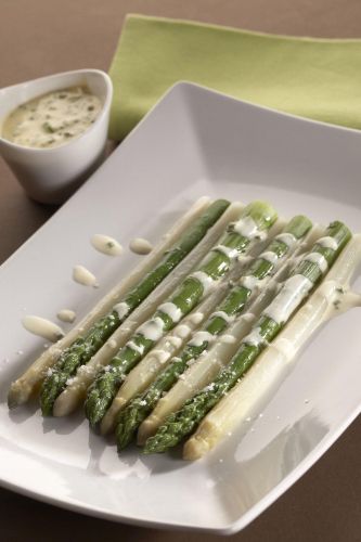 Duo de aspargos e molho cremoso
