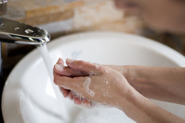 Lavar as mãos com detergente