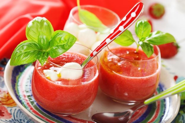 Gaspacho de tomates morangos e manjericão