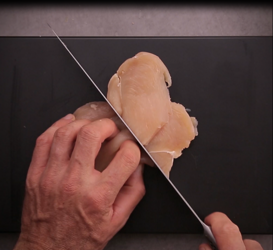 Corte as tiras de peru pela metade