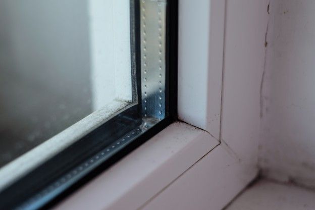 As frestas de portas e janelas