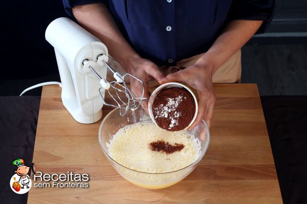 Preparação da génoise de chocolate