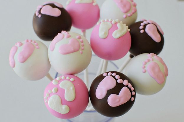 Os cake pops para um chá de bebê
