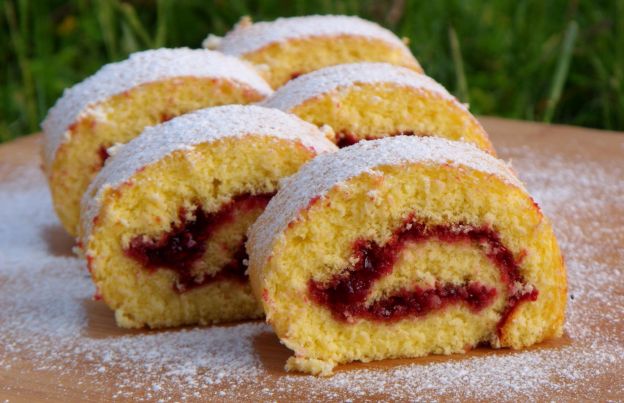 Rocambole com geleia