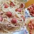 Salsichas com espaguete