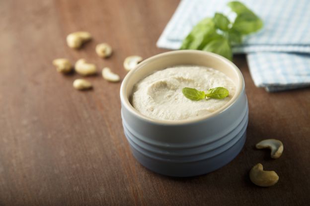 Creme de castanha de caju com manjericão